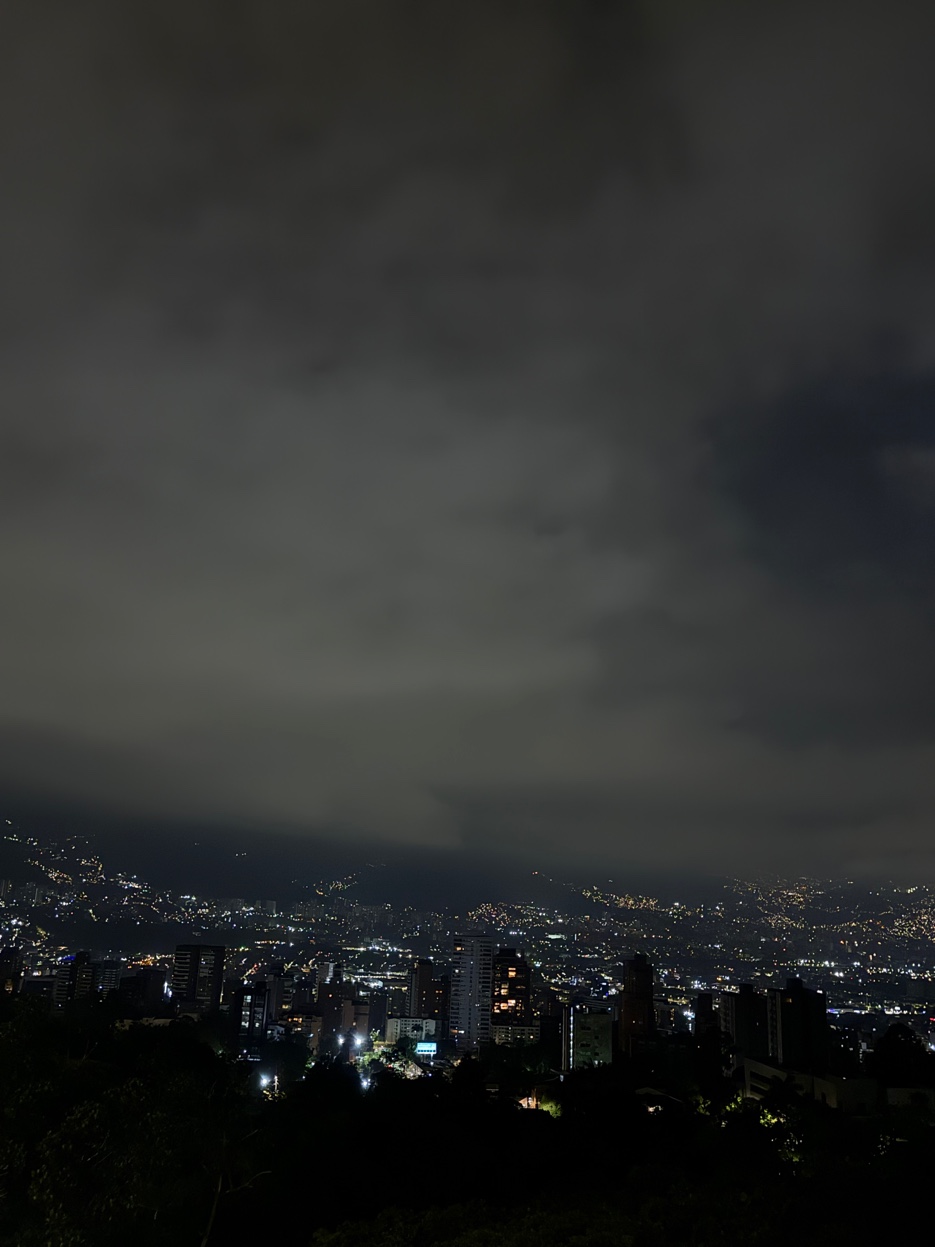 Vista nocturna Medellín
